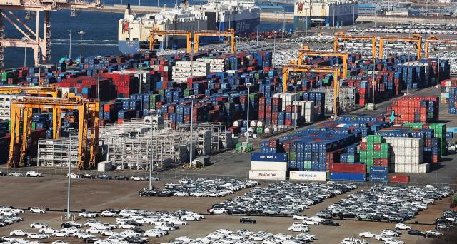 [2026 성장경로 점검] 높아진 무역장벽에 얼어붙은 교역…2년 연속 7000억 달러 암초