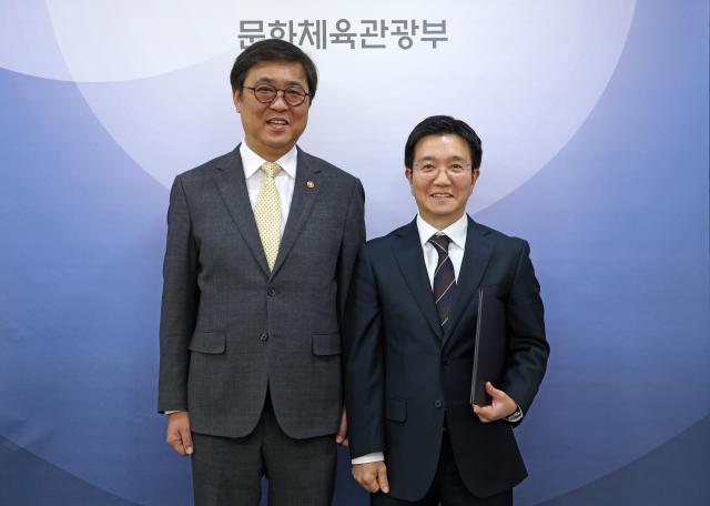 최휘영 문체부 장관, 박성혁 한국관광공사 사장에 임명장 수여