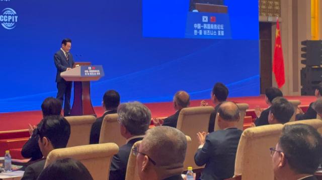 지난 5일 열린 한·중 비즈니스 포럼에서 이재명 대통령의 발언을 듣고 박수치는 최병오 패션그룹형지 회장두 번째줄 우측 두 번째 사진패션그룹형지