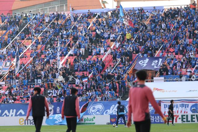 지난해 12월 7일 오후 서귀포시 제주월드컵경기장에서 하나은행 K리그 2025 승강 PO 2차전 제주SK와 수원삼성의 경기 시작 전 수원 팬들이 응원전을 펼치고 있다 사진연합뉴스