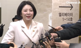 예의 없어 vs 급한 일정…흰옷에 미소 배현진, 故 안성기 조문 복장 구설수