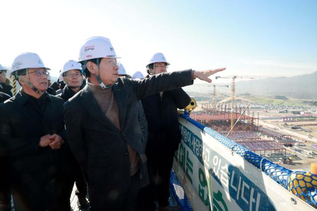 현장 간부공무원 회의를 주재한 뒤 공사 현장을