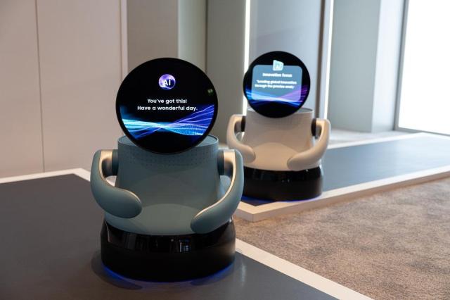 [CES 2026] "얼굴에 OLED" AI 로봇 조교 데뷔··· LGD, AI 시대 디스플레이 선도