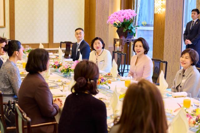 이재명 대통령과 중국을 방문 중인 김혜경 여사가 6일 베이징 조어대에서 재중 한인 여성활동가들과 오찬 간담회를 하고 있다 사진연합뉴스