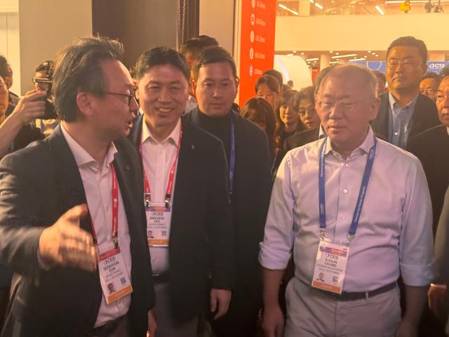 정의선 현대자동차그룹 회장오른쪽이 6일현지시간 미국 라스베이거스에서 열린 CES 2026에서 LG전자 부스를 찾아 류재철 LG전자 대표와 은석현 LG전자 VS사업본부장을 만났다 사진이성진 기자