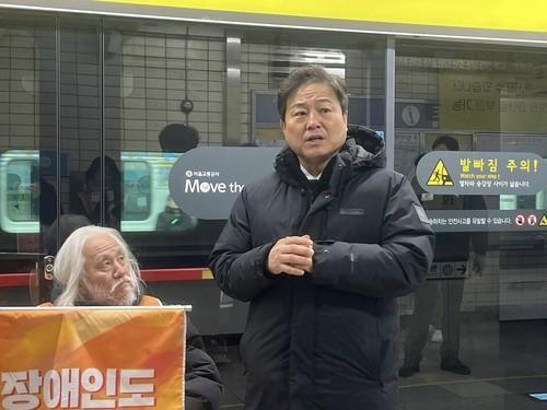 전장연 "지하철 연착 탑승시위 6월 지방선거까지 유보"