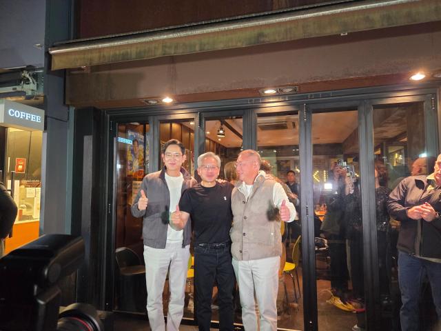 왼쪽부터 치맥 회동 후 포토타임을 가지는 이재용 삼성전자 회장 잰슨 황 앤비디아 CEO 정의선 현대차그룹 회장 사진류청빛 기자