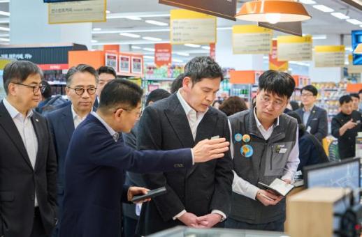 정용진 신세계 회장, 새해 1등 매장 찾았다…현장이 성장 이륙장