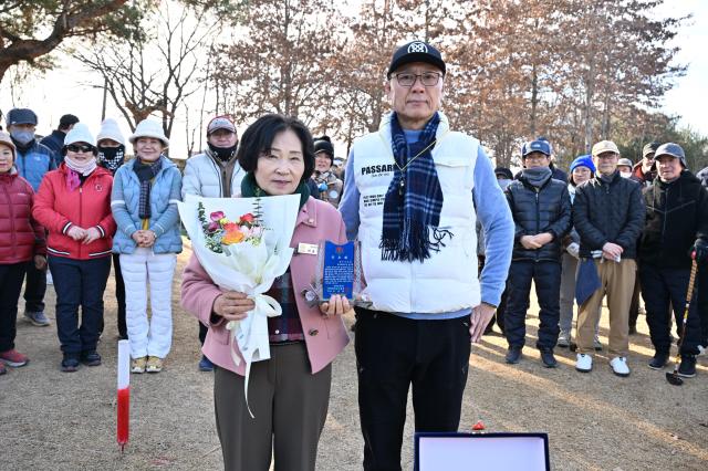 이순덕 완주군의회 운영위원장왼쪽이 이성용 삼례금와파크골프협회장으로부터 공로패를 받고 있다사진완주군의회