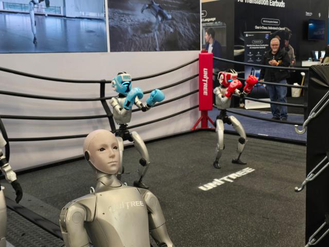 6일현지시간 미국 라스베이거스 소재 라스베이거스 컨벤션 센터에서 열린 CES 2026에서 유니트리 로보틱스 Unitree Robotics의 G1 모델들이 격투기를 선보이고 있다 사진아주미디어그룹 CES 특별취재단