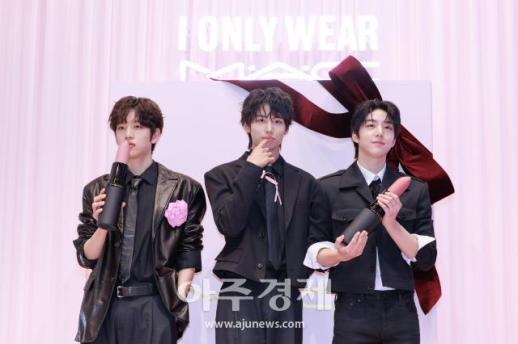 [포토] 아이딧 김민재·장용훈·백준혁, 맥, NEW 파우더 키스 컬렉션 팝업 오픈 기념 포토콜 참석