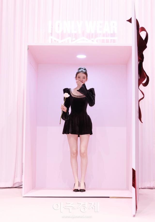 [포토] 미야오 엘라, 선물상자에서 깜짝 등장