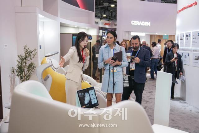 [포토] ﻿탑건 출연 배우 줄리아 루페티, 세라젬 CES 2026 'AI 웰니스 홈' 전시장 깜짝 방문