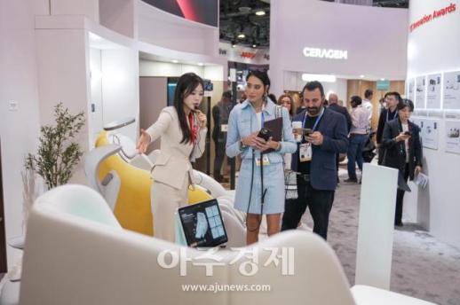 [포토] ﻿탑건 출연 배우 줄리아 루페티, 세라젬 CES 2026 AI 웰니스 홈 전시장 깜짝 방문