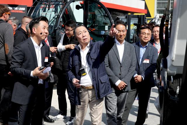 [CES 2026] 박정원·박지원 등 두산 경영진 총출동..."AX 가속화에 그룹 사활"