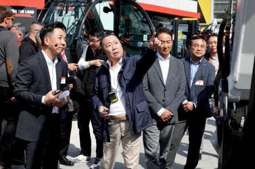 [CES 2026] 박정원·박지원 등 두산 경영진 총출동...AX 가속화에 그룹 사활