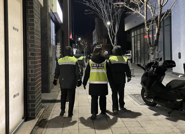 동탄8동 자율방범대가 지난 5일 새해맞이 민관경 합동 순찰을 하고 있다 사진화성시