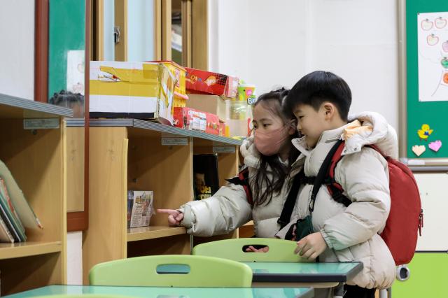 A preliminary enrollment session for first-grade students is underway at Ujang Elementary School in Gangseo-gu western Seoul on Jan 6 AJP Yoo Na-hyun