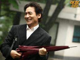 [이건희의 명성] "날 쏘고 가라·자꾸만 보고 싶네"…대배우 안성기가 보여준 진정성