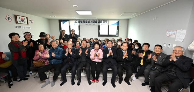 유정복 인천광역시장이 7일 서구 가재울역트루엘에코시티아파트 경로당에서 어르신들과 기념촬영을 하고 있다 사진인천시