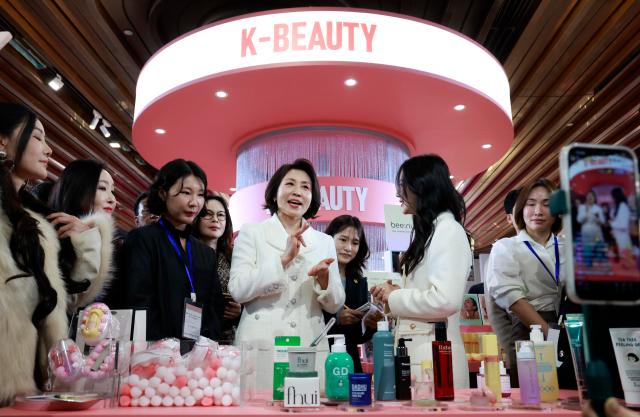 이재명 대통령과 중국을 방문 중인 김혜경 여사가 7일 상하이 푸싱아트센터에서 열린 K-뷰티행사에서 왕홍 중국 인풀루언서와 이야기를 나누고 있다 사진연합뉴스