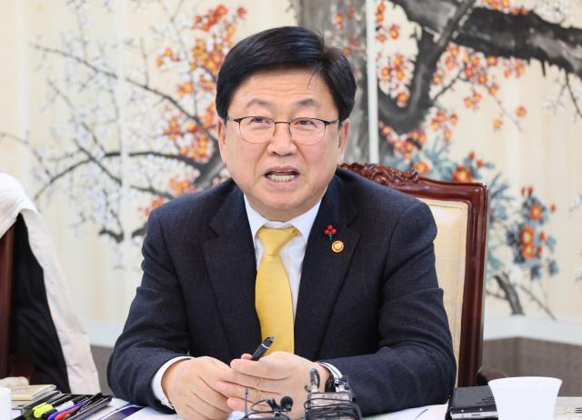 최교진 교육부 장관이 18일 서울 종로구 정부서울청사에서 열린 제1차 교육진담 간담회에서 발언하고 있다 20251218 사진연합뉴스
    