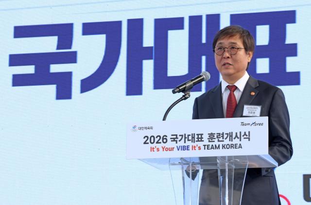 최휘영 문화체육관광부 장관이 7일 충북 진천 국가대표선수촌에서 열린 2026 국가대표 훈련개시식에 참석해 격려사를 하고 있다 사진문화체육관광부