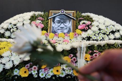 Cinematic society bids farewell to late actor Ahn Sung-ki