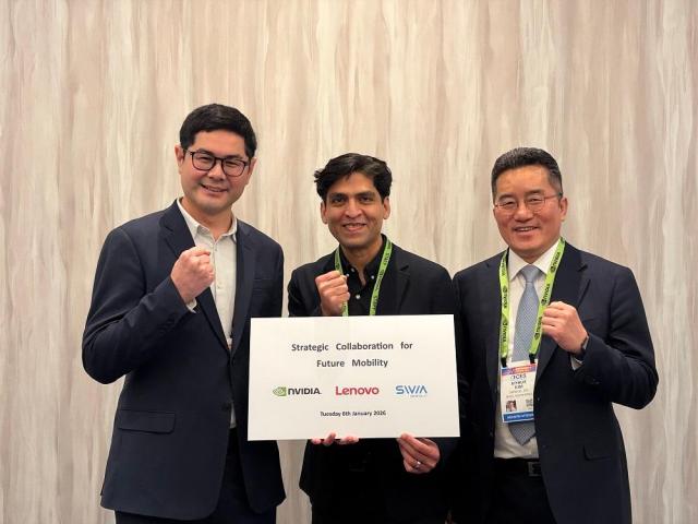엔비디아 레노버 SWM이 CES 현장에서 자동차 분야 협력 강화를 위한 3자 협약을 체결했다 왼쪽부터 레노버 Bingchuan Sun 차량 컴퓨팅 사업 디렉터 엔비디아 Gaurav Agarwal 자동차 사업 담당 디렉터 SWM 김기혁 대표 사진에스더블유엠