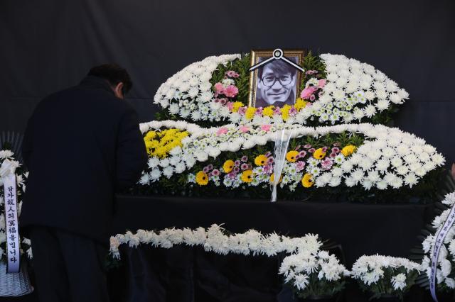 A citizen pays respects at the memorial space for the late actor Ahn Sung-ki at the Seoul Cinema Center in Jung-gu Seoul Jan 7 2026 AJP Han Jun-gu
