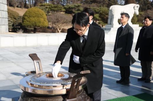 백승보 조달청장, 새해 맞아 간부들과 대전현충원 참배