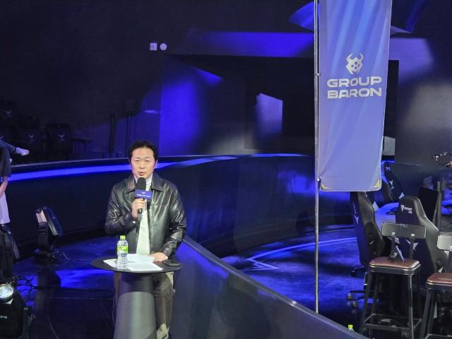 LCK컵 미디어데이에서 이정훈 LCK 사무총장이 인사말을 전하고 있다 사진류청빛 기자