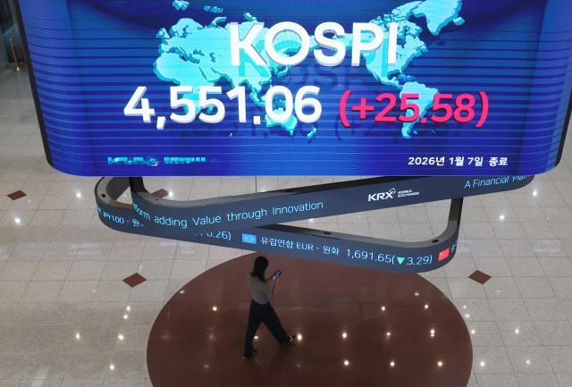 Giá đóng cửa của chỉ số KOSPI được hiển thị tại Sở giao dịch chứng khoán Hàn Quốc ở Yeouido vào ngày 712026 ẢnhYonhap News