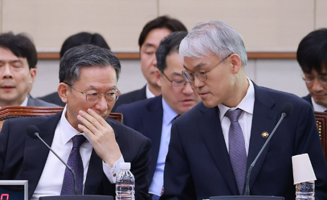 정성호 법무부 장관왼쪽과 천대엽 법원행정처장이 7일 국회 법제사법위원회 전체회의에서 대화하고 있다 사진연합뉴스