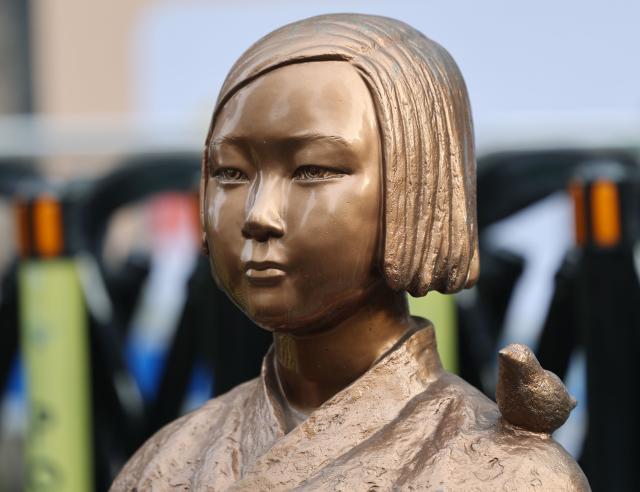 학교 앞 소녀상 '매춘 진로지도' 현수막...경찰, 사건 통합 내사