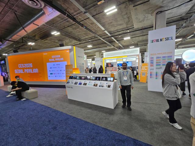 [CES 2026] 유레카파크 주황빛 물들인 서울통합관...'AI 로봇' 전시가 대세