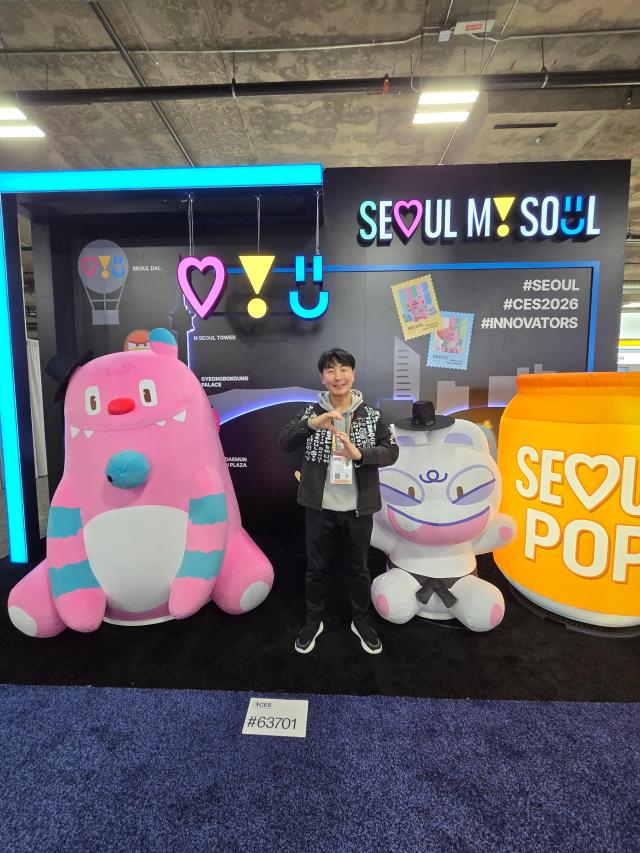김현우 서울경제진흥원 대표이사가 7일현지시간 미국 라스베이거스 소재      서울관에서 서울시 마스코트들 사이에 자세를 취하고 있다 사진아주미디어그룹 CES 특별 취재단