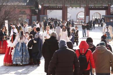 中日关系恶化叠加中韩回暖 中国游客加速回流韩国