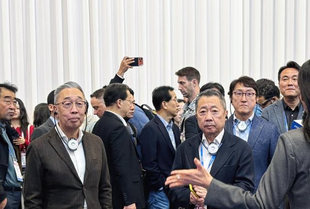 CES 2026 현장을 찾은 박정원 두산그룹 회장오른쪽과 박지원 그룹부회장왼쪽 사진이성진 기자