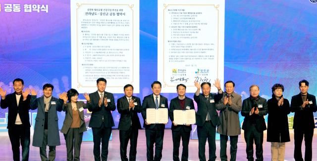 김영록 전라남도지사가 7일 강진아트홀에서 강진군과 ‘강진만 횡단교량 건설사업’을 신속하게 추진하기 위한 공동 협약을 하고 있다사진전남도