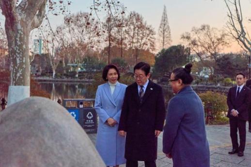 李在明公开到访上海鲁迅公园照片