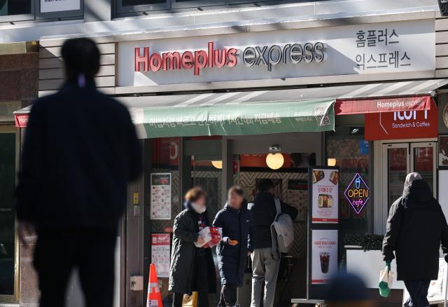 홈플러스 익스프레스 분리 매각 회생안 제출
    서울연합뉴스 류영석 기자  기업회생절차법정관리를 밟고 있는 홈플러스가 기업형 슈퍼마켓SSM 매각을 중심으로 한 회생계획안을 법원에 제출한 것으로 전해졌다
    지난 29일 홈플러스 관계자는 연합뉴스와 통화에서 서울회생법원에 핵심 사업부인 홈플러스 익스프레스를 분리 매각하는 방안을 담아 회생계획안을 제출했다고 말했다 지난 3월 회생절차 개시를 신청한 지 9개월여 만이다
    사진은 30일 서울의 한 홈플러스 익스프레스 매장 모습 20251230
    ondolynacokr2025-12-30 111759
저작권자 ⓒ ㈜연합뉴스 무단 전재 재배포 금지 AI 학습 및 활용 금지저작권자 ⓒ ㈜연합뉴스 무단 전재 재배포 금지 AI 학습 및 활용 금지