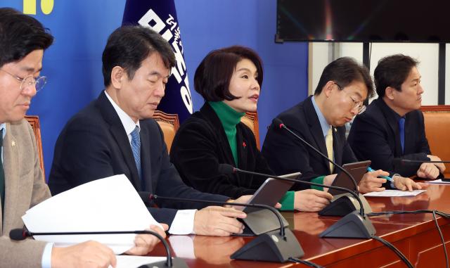 더불어민주당 한정애 정책위의장이 8일 국회에서 열린 정책조정회의에서 발언하고 있다사진연합뉴스