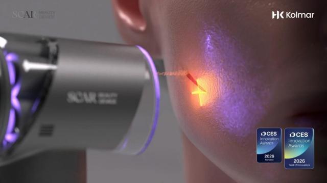 CES 2026에서 최고혁신상을 수상한 ‘스카 뷰티 디바이스Scar Beauty Device’가 상처 부위에 커버파우더를 정밀 분사하는 모습사진한국콜마