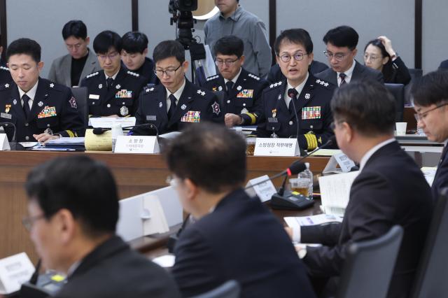 김승룡 소방청장 직무대행이 8일 정부세종청사에서 열린 행정안전부 산하기관 업무보고에서 윤호중 장관에게 보고하고 있다 사진연합뉴스