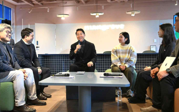 오세훈 서울시장이 민간임대주택 현장을 찾아 민간임대주택 활성화 방안을 논의하고 있다 사진서울시