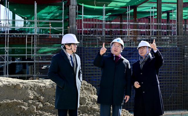 유정복 인천광역시장이 8일 연수구 송도 세브란스병원 건설현장을 찾아 윤동섭 연세대학교 총장과 현장을 점검하고 있다 사진인천시