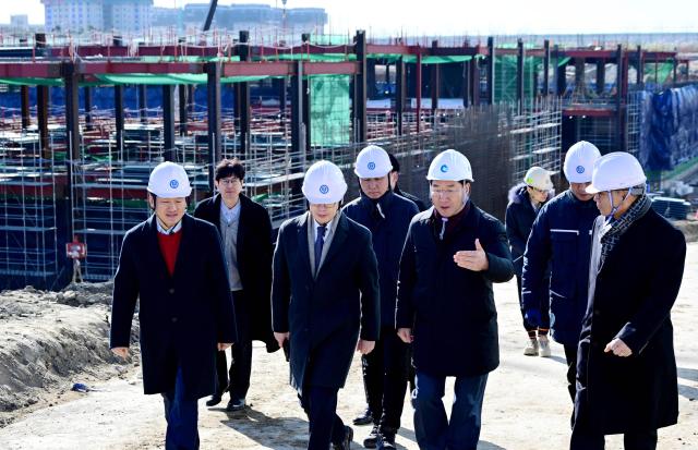 유정복 인천광역시장이 8일 연수구 송도 세브란스병원 건설현장을 찾아 윤동섭 연세대학교 총장과 현장을 점검하고 있다 사진인천시