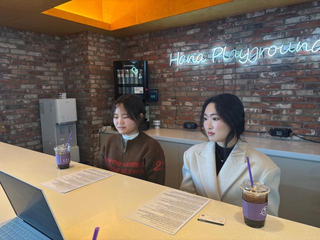 8일 하나카드 본사에서 하나카드 플레이트 디자인 공모전 수상자들이 인터뷰를 진행하고 있다 사진정윤영 기자