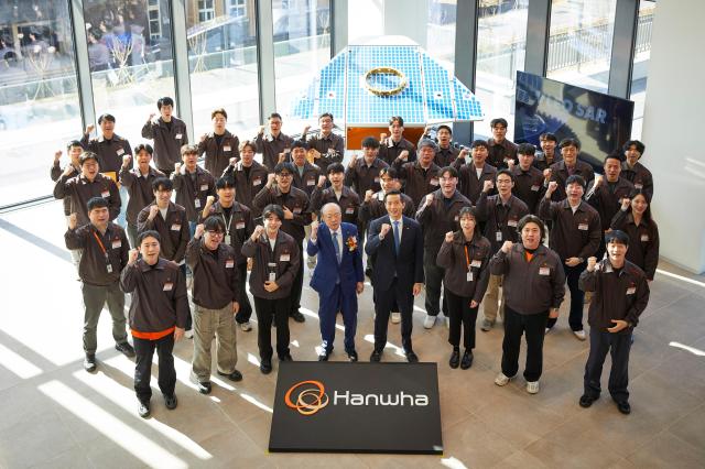 김승연 한화그룹 회장과 김동관 부회장이 한화시스템 제주우주센터 임직원들과 VLEO UHR SAR 위성 실물모형 앞에서 기념사진을 촬영하고 있다 사진한화그룹